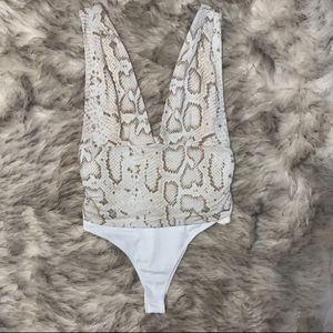 ❤️❤️❤️ Snakeskin print bodysuit-medium